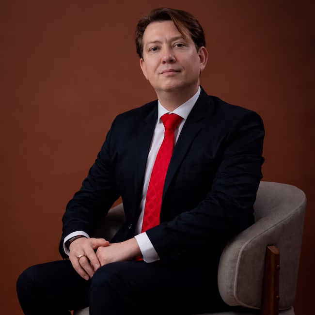 Profissional em ambiente corporativo jurídico